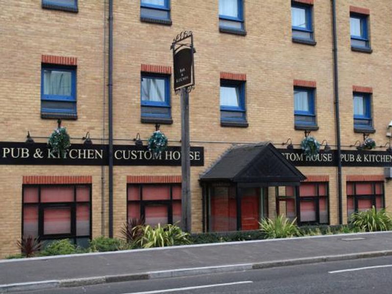 Victoria Pub & Kitchen London E16. (Pub, External). Published on 15-11-2013 