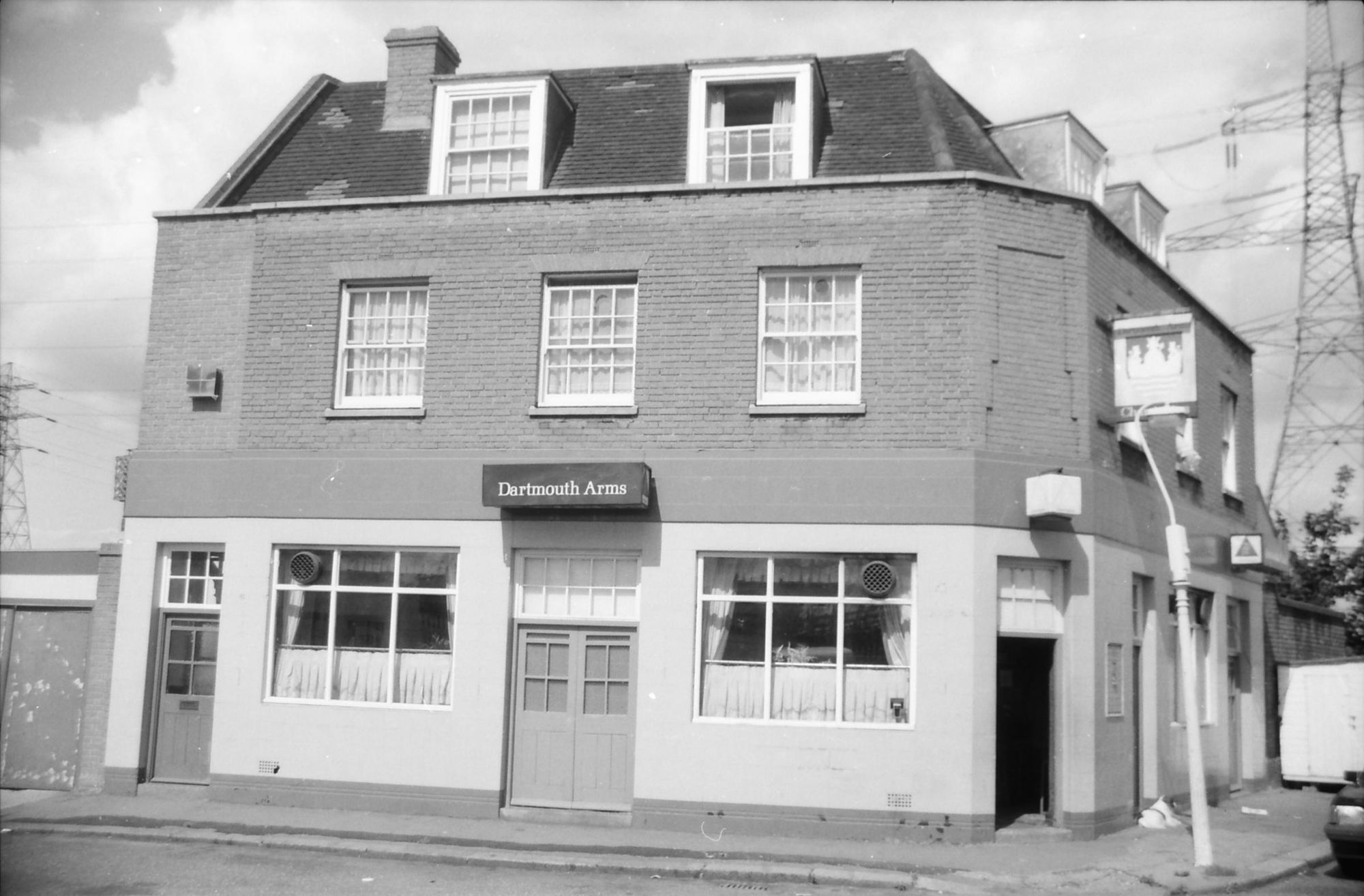 Dartmouth Arms London E16 taken 29 Aug 1988.. (Pub, External). Published on 09-01-2019