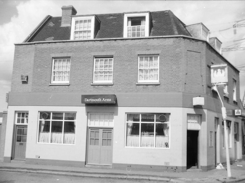 Dartmouth Arms London E16 taken 29 Aug 1988.. (Pub, External). Published on 09-01-2019