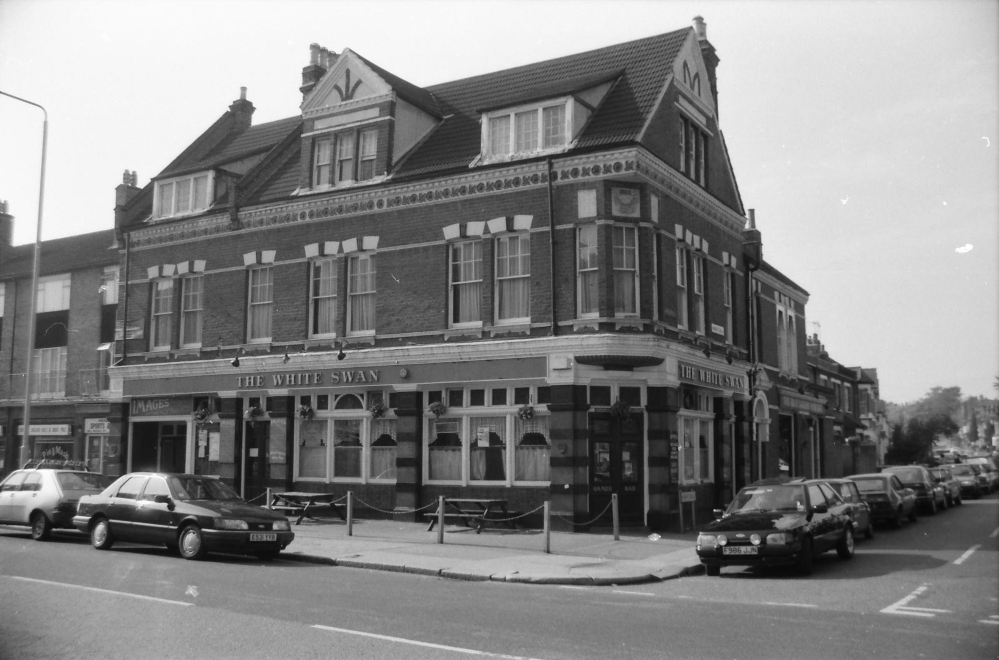 White Swan London E17 taken in Oct 1988.. (Pub, External, Key). Published on 10-01-2019