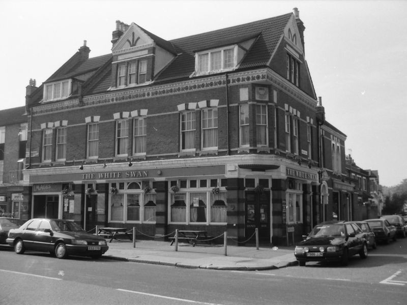 White Swan London E17 taken in Oct 1988.. (Pub, External, Key). Published on 10-01-2019