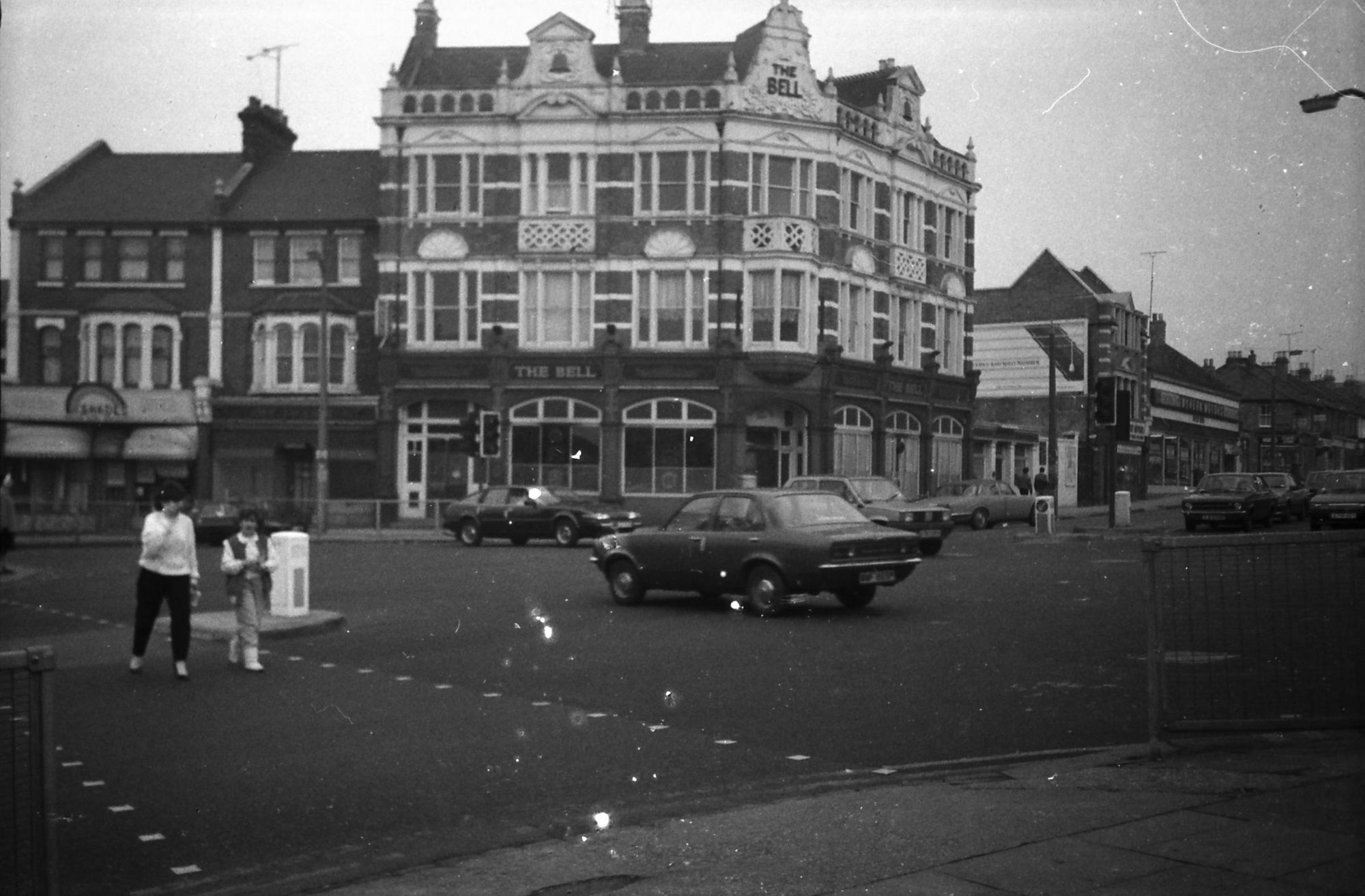 Bell London E17 taken in 1986.. (Pub, External). Published on 10-01-2019