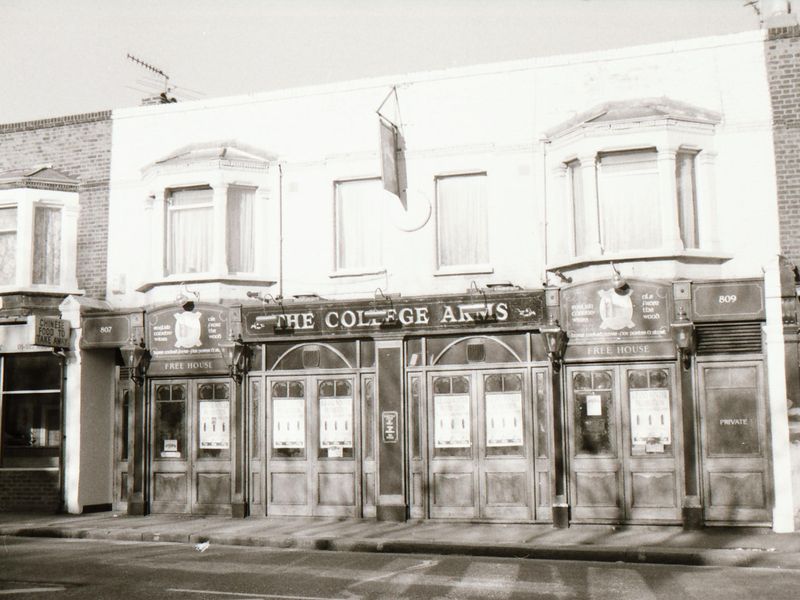 College Arms London E17 taken Between Aug 1989.. (Pub, External). Published on 10-01-2019 