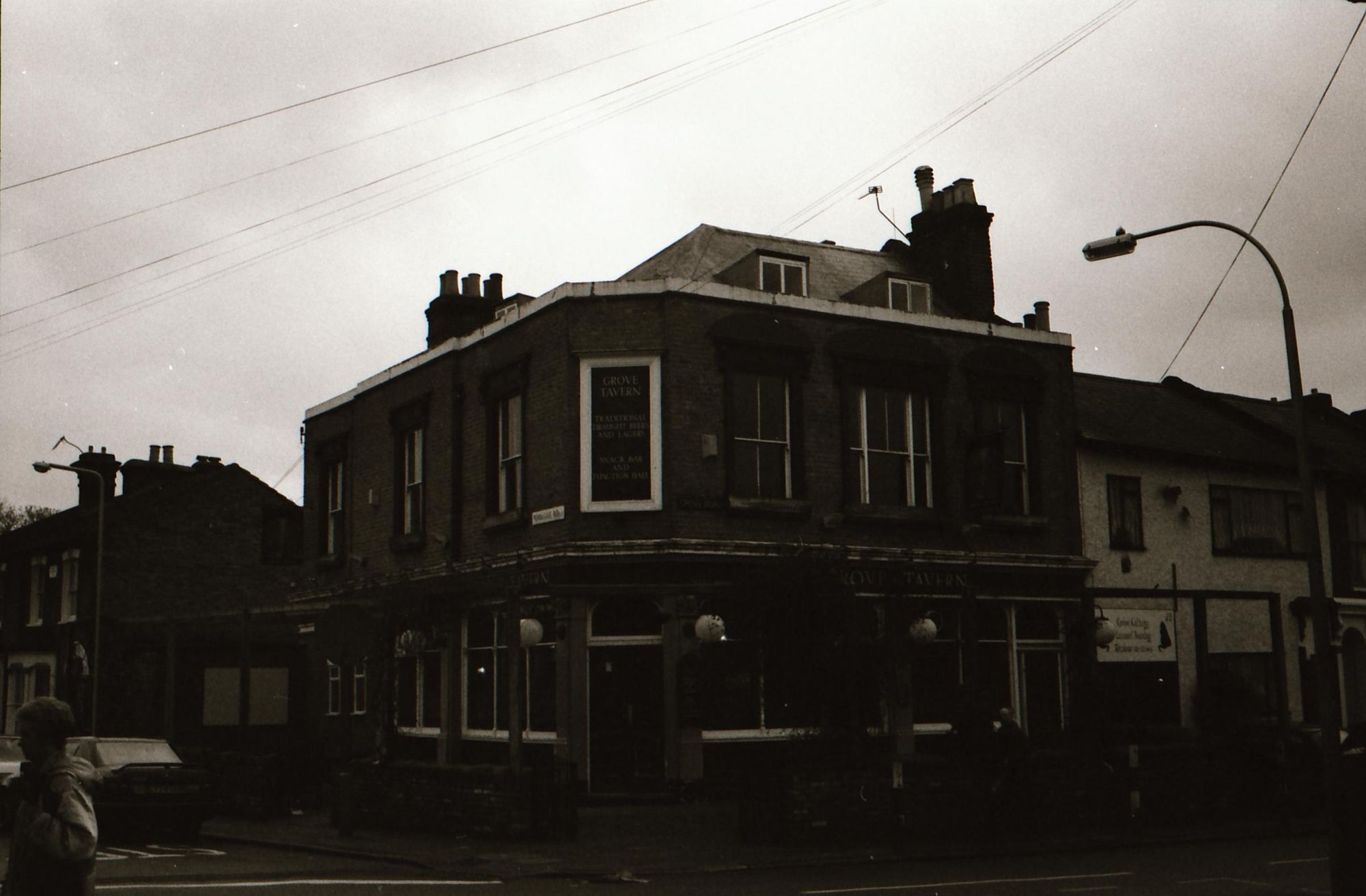 Grove Tavern London E17 taken between Dec 92-Jan 1994.. (Pub, External). Published on 10-01-2019