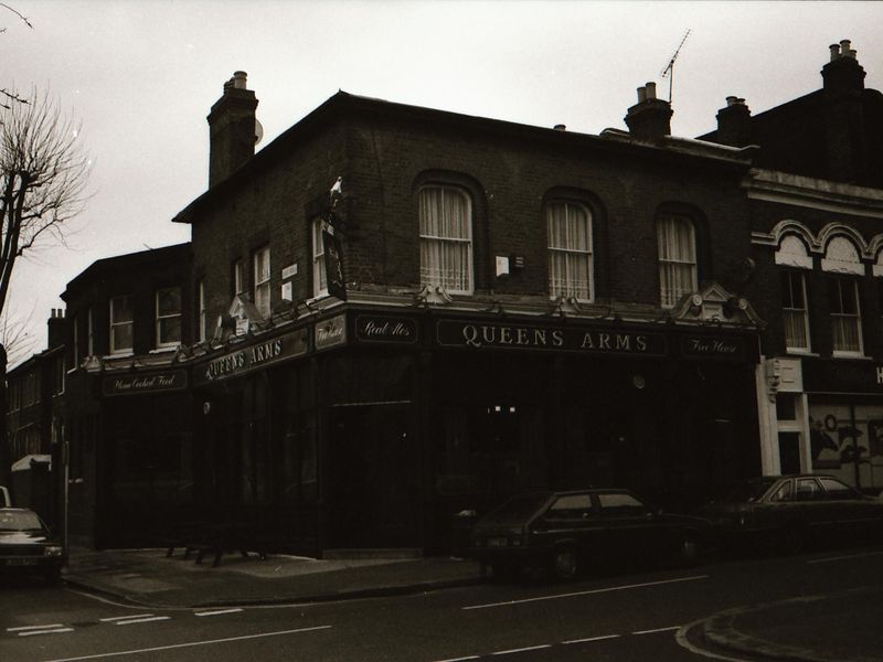 Queens Arms London E17 taken between Dec 92-Jan 1994.. (Pub, External). Published on 10-01-2019