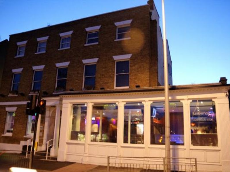 White Hart London E18. (Pub, External). Published on 18-11-2013 