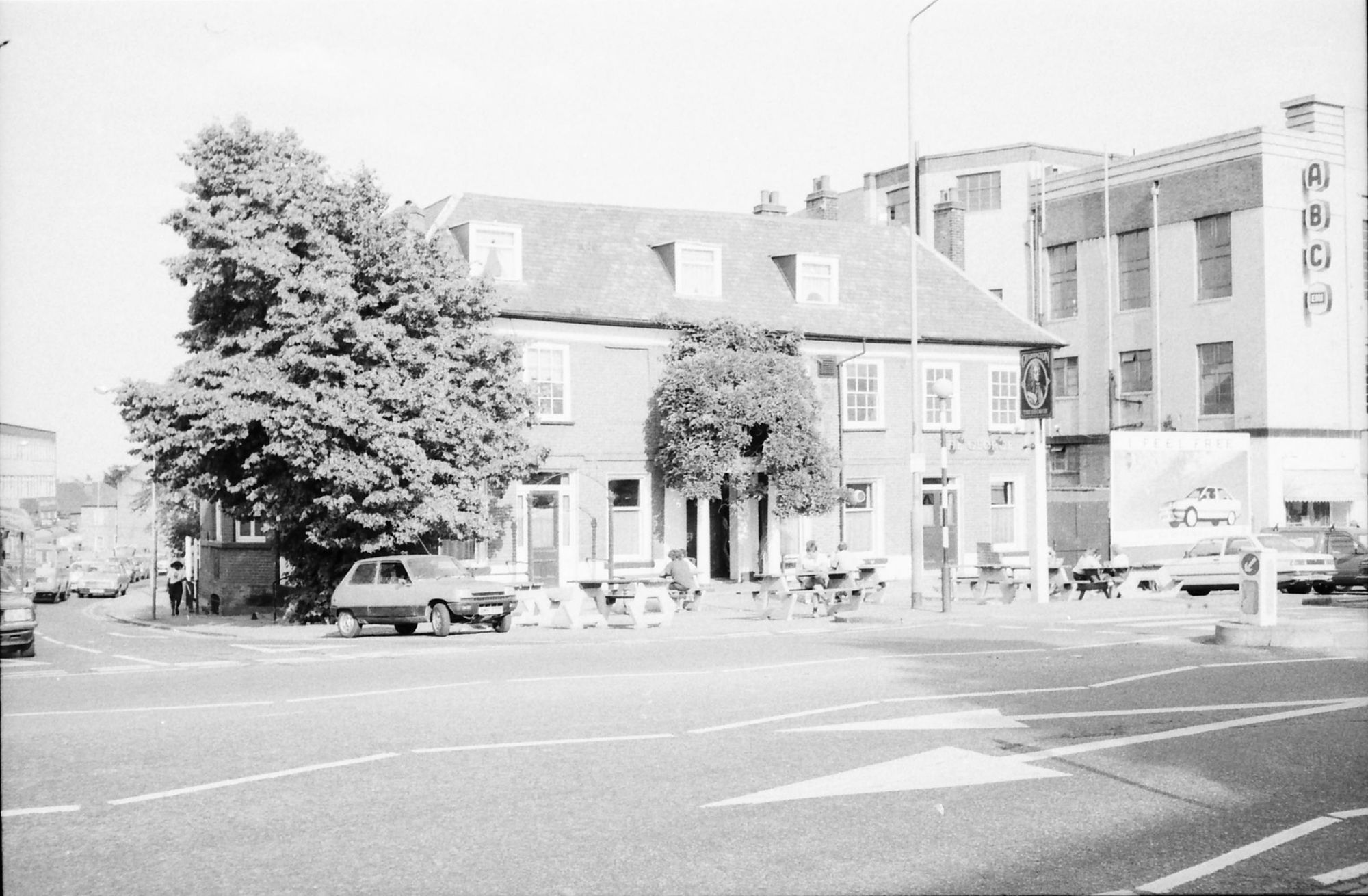 George London E18 in 1987. (Pub, External). Published on 10-01-2019