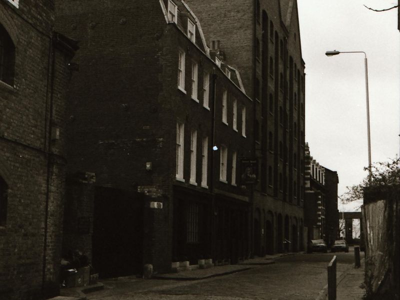 Captain Kidd London E1 taken sometime between Dec 92-Jan 1994. (Pub, External). Published on 27-12-2017
