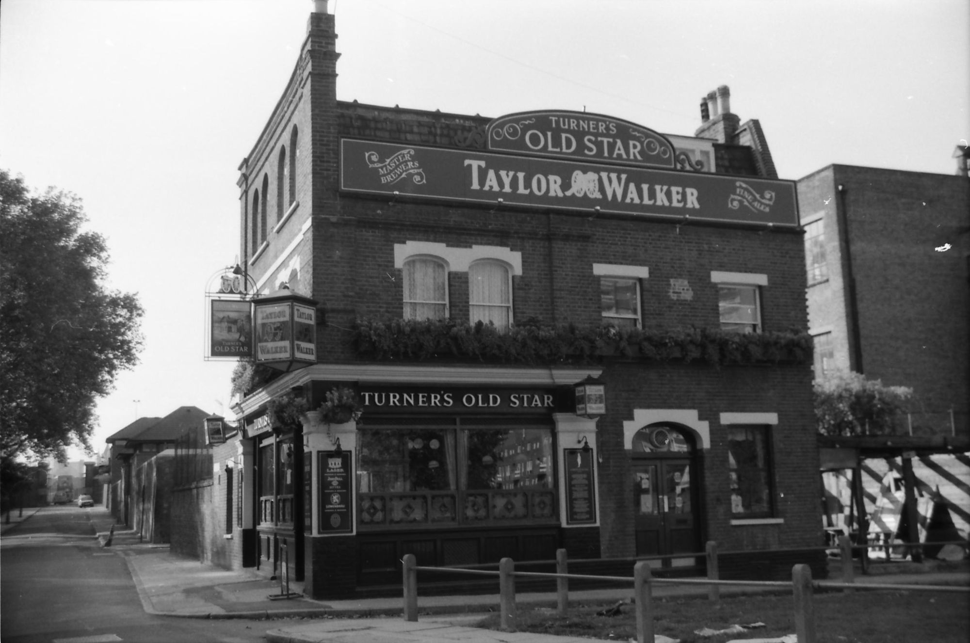 E1-Turners Old Star taken Oct 1988. (Pub, External). Published on 02-01-2018