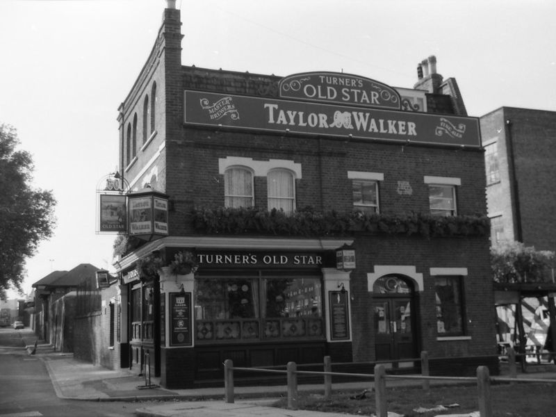 E1-Turners Old Star taken Oct 1988. (Pub, External). Published on 02-01-2018