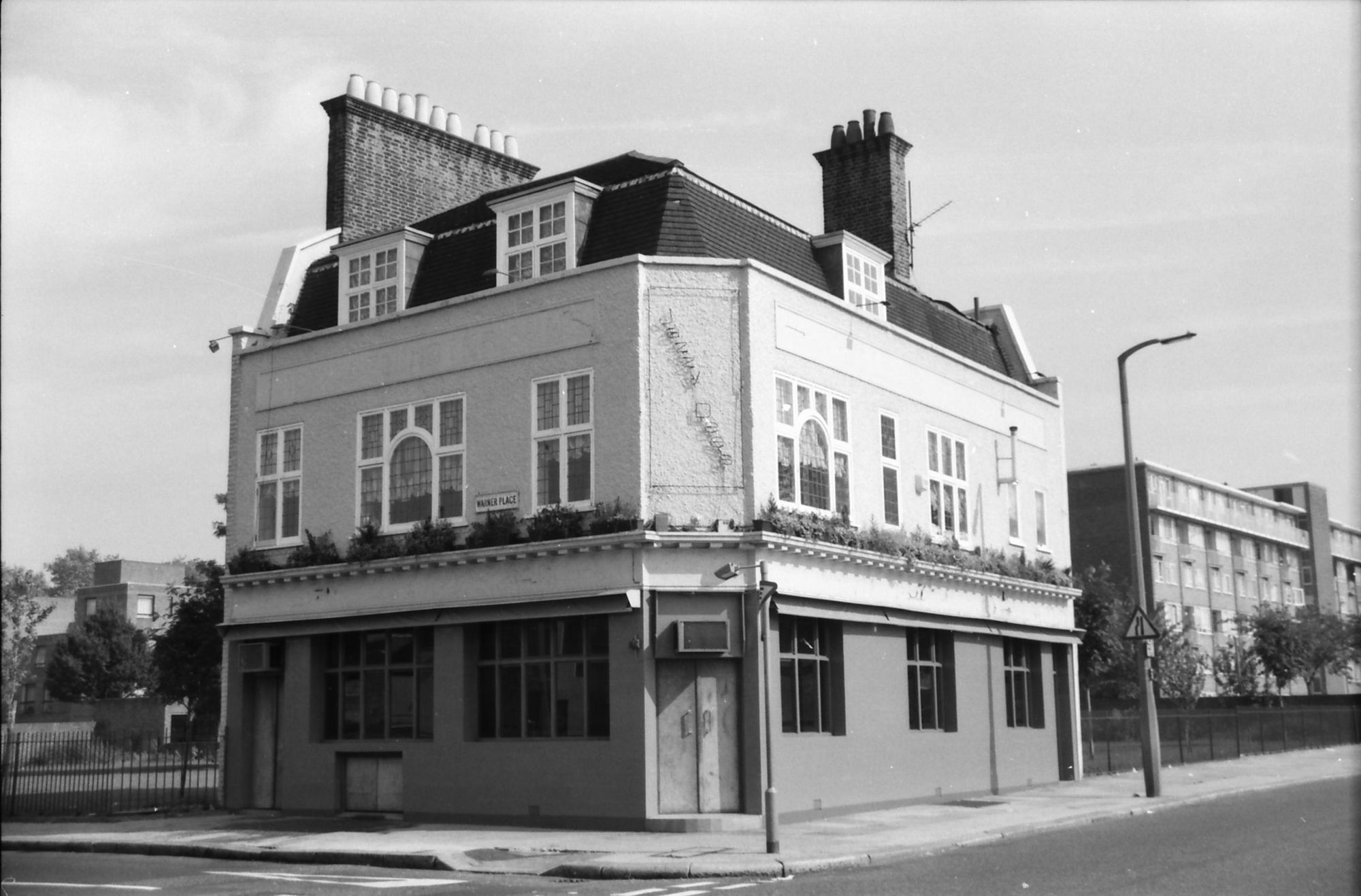 Jazzy Dees London E2 taken in Sept 1988 . (Pub, External). Published on 22-02-2018