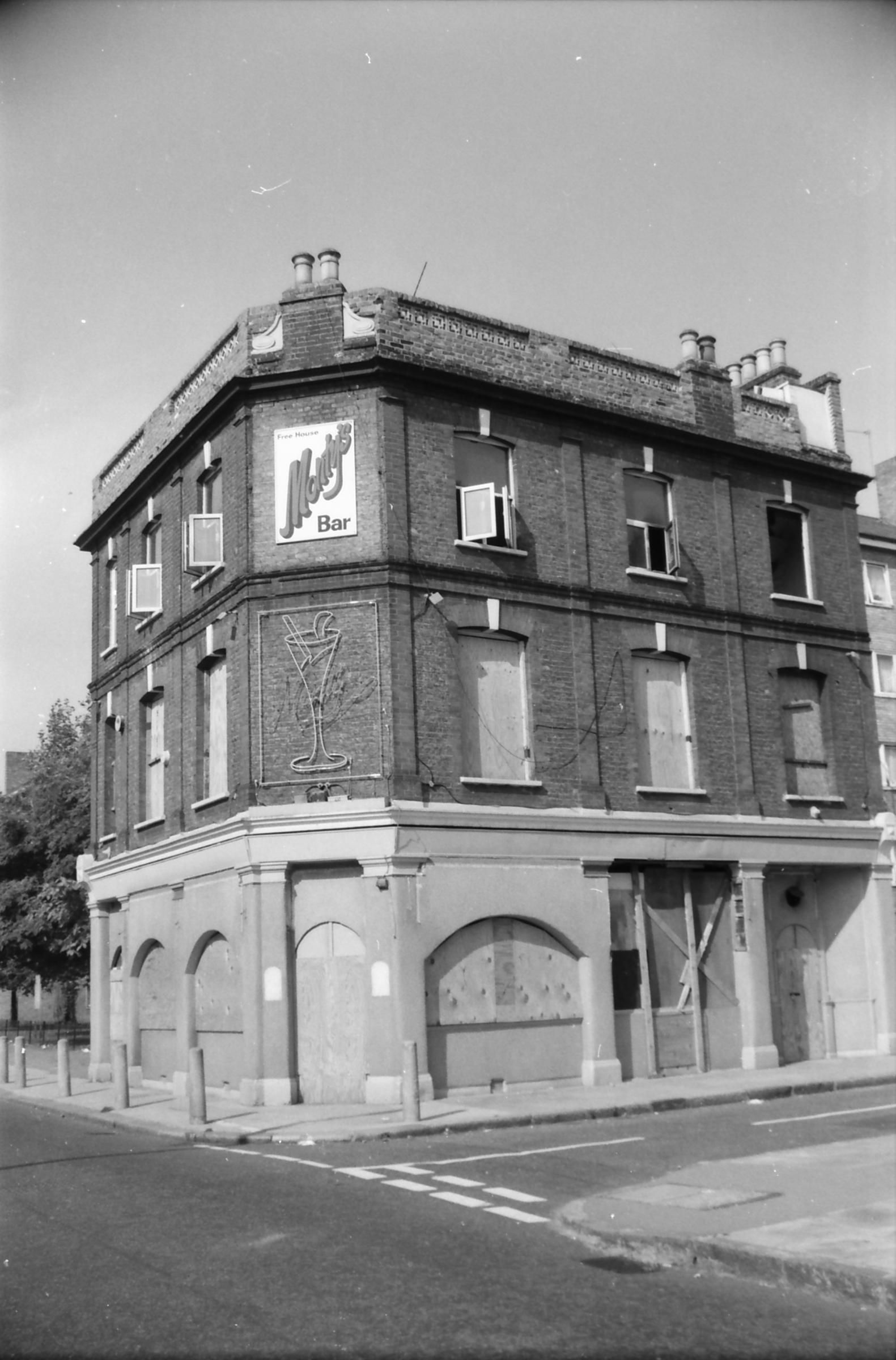 Montys London E2 taken in Sept 1988. (Pub, External). Published on 22-02-2018