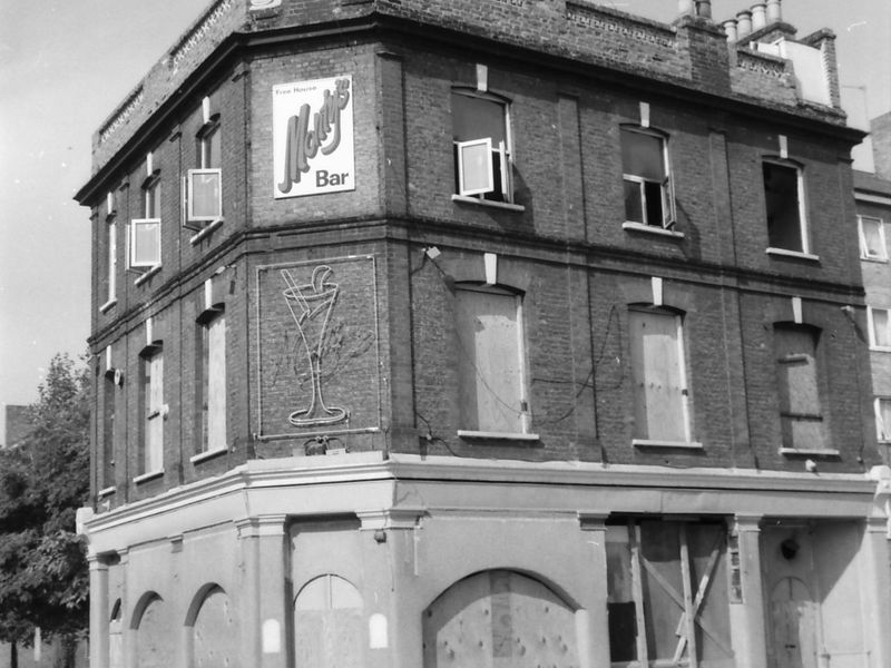 Montys London E2 taken in Sept 1988. (Pub, External). Published on 22-02-2018