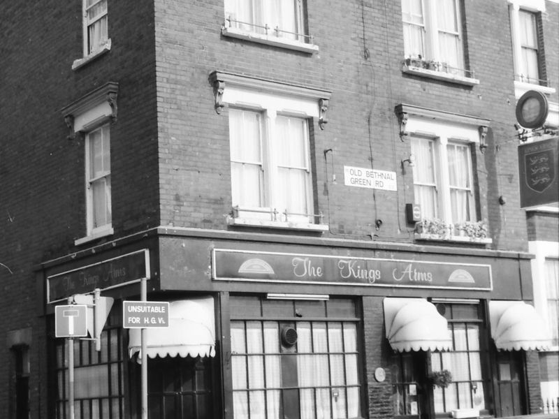 E2-Kings Arms Old Bethnal Green Road taken Aug 1989.. (Pub, External). Published on 22-02-2018
