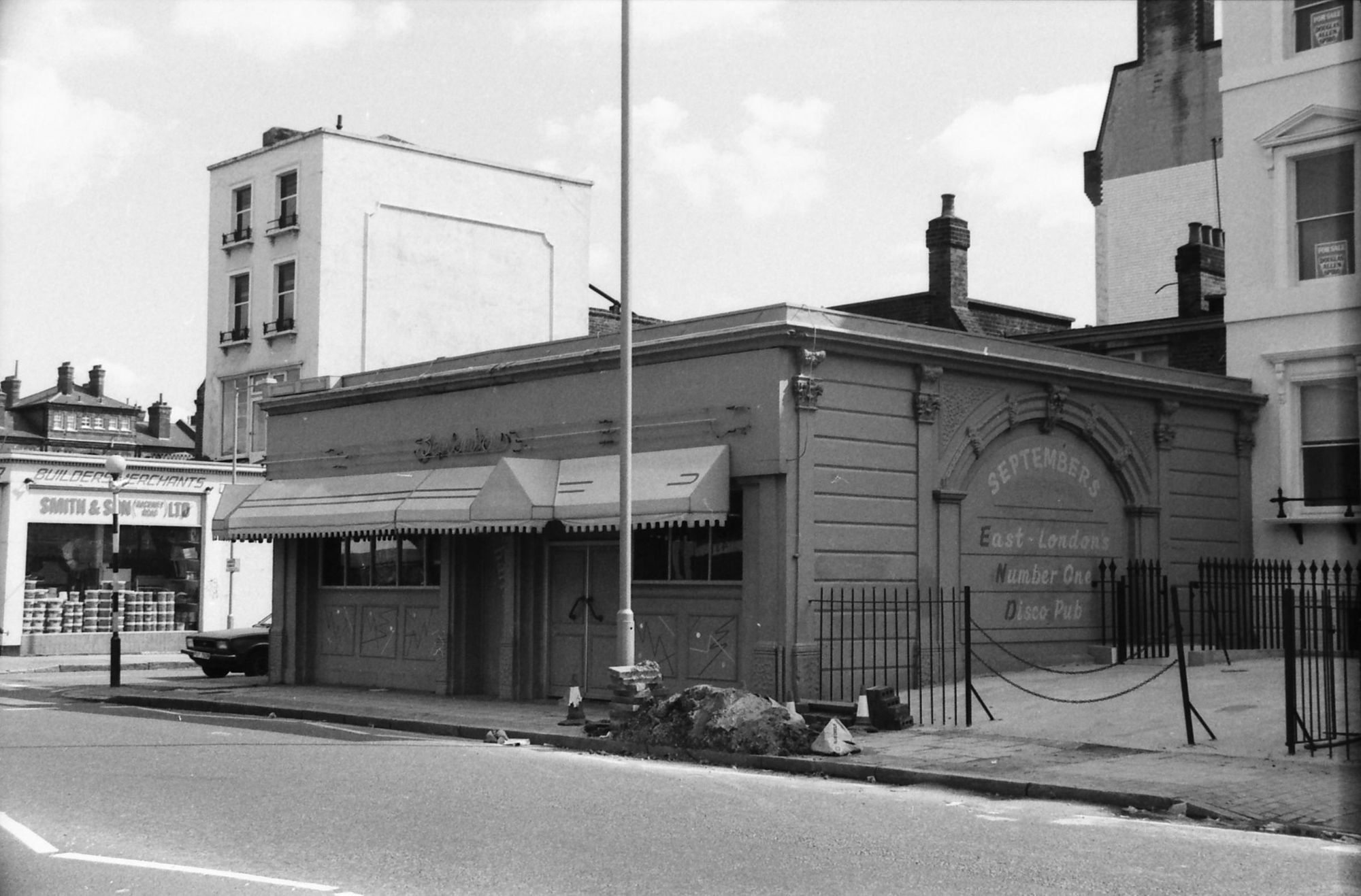Septembers London E2 taken in April 1989. (Pub, External). Published on 22-02-2018