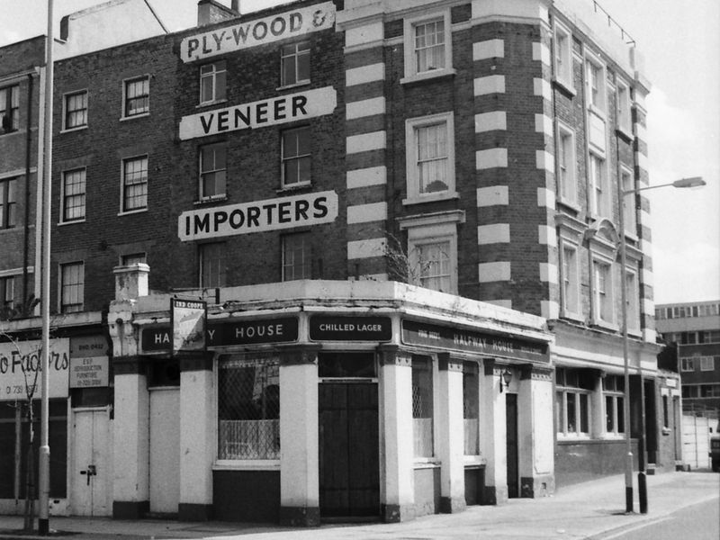 Halfway House London E2 taken in  April 1989. (Pub, External). Published on 22-02-2018