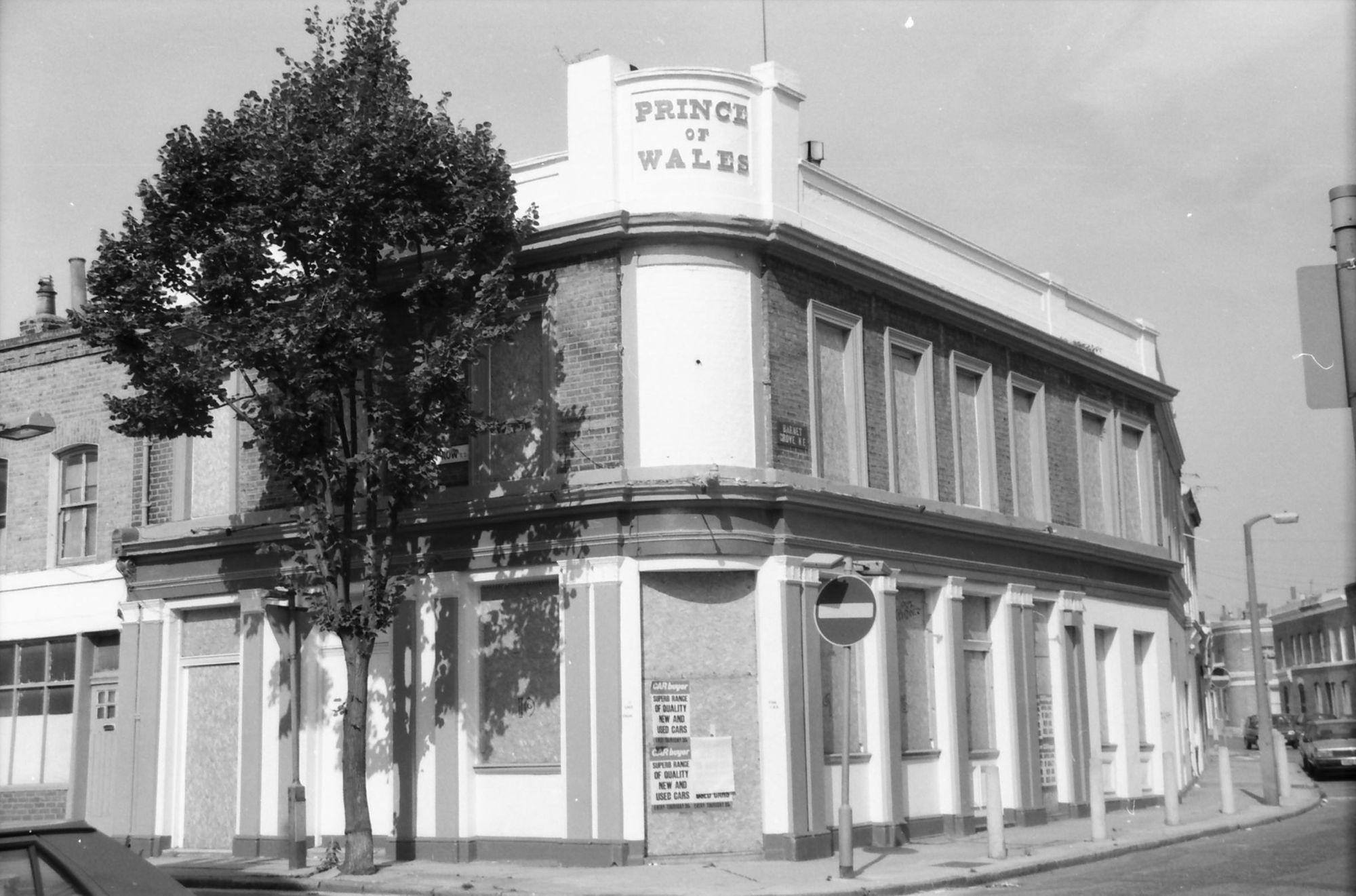 Prince of Wales Barnet Grove London E2 taken in Sept 1988. (Pub, External). Published on 22-02-2018