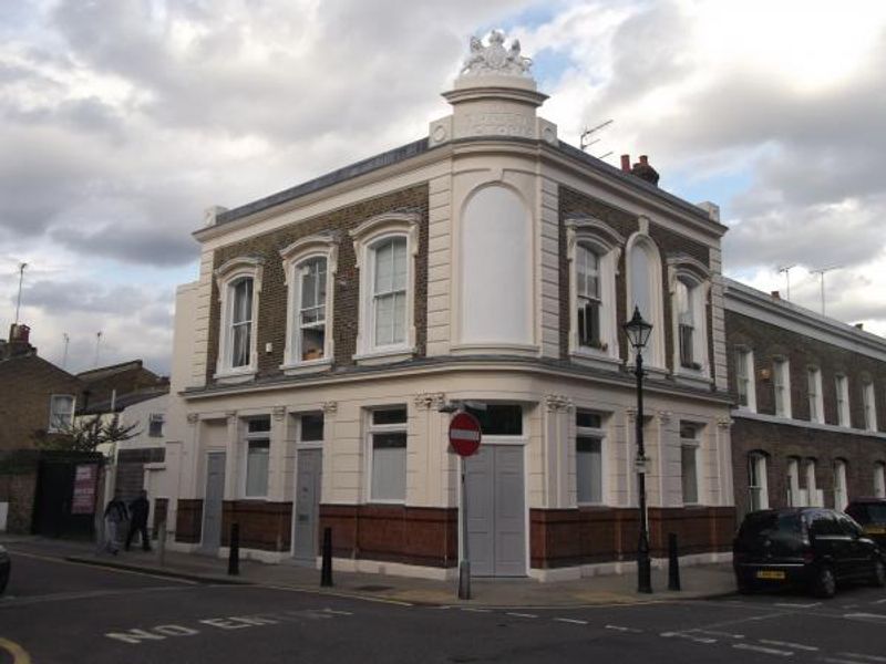 Queen Victoria London E2 taken Oct 2014. (Pub, External). Published on 31-10-2014