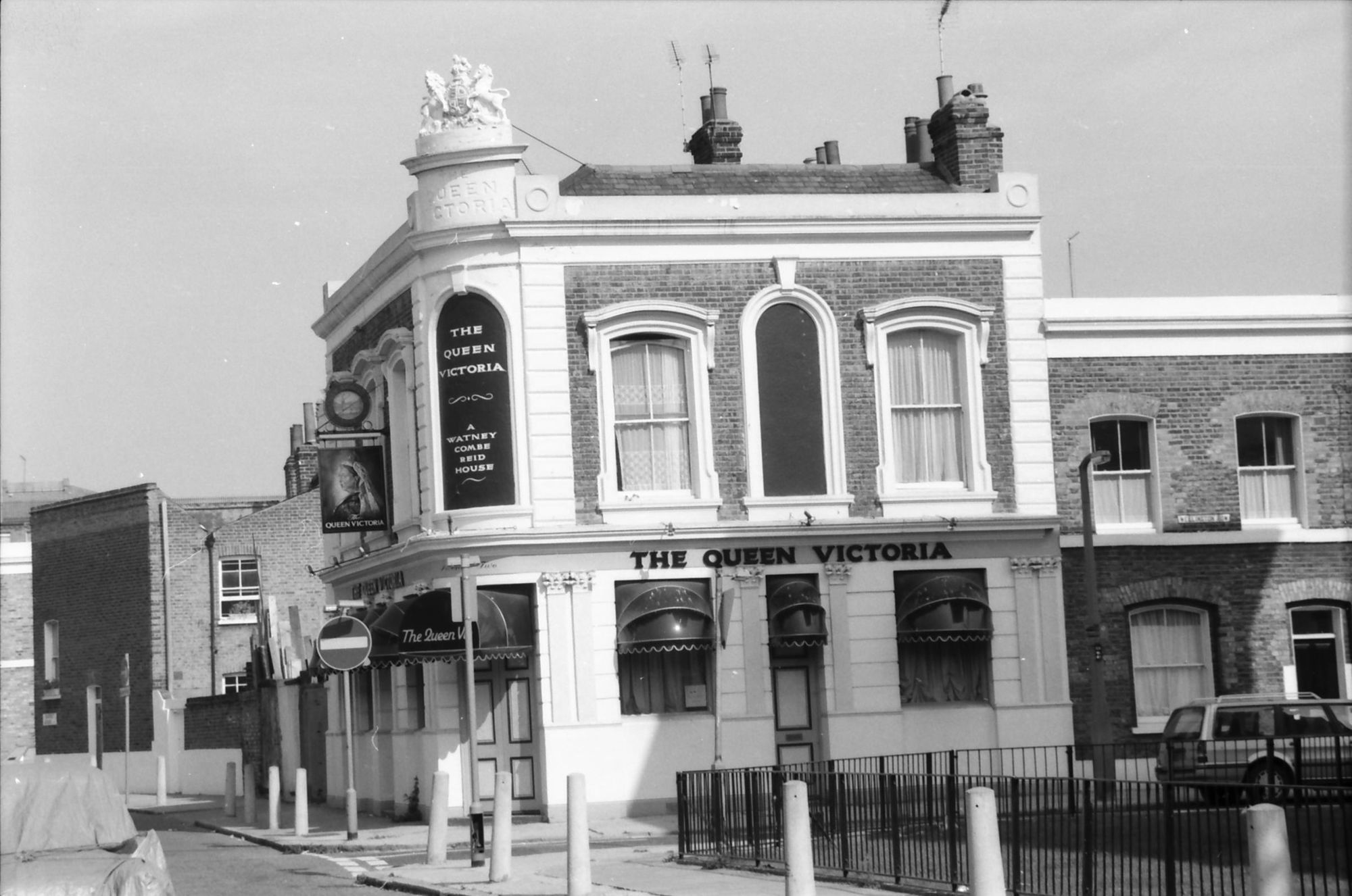Queen Victoria London E2 taken in Sept 1988. (Pub, External). Published on 22-02-2018