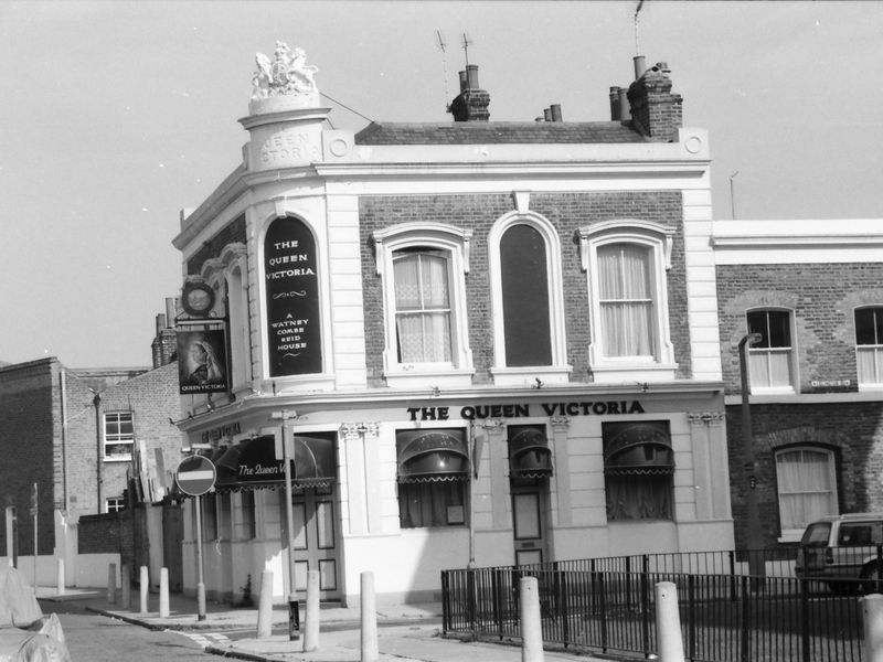 Queen Victoria London E2 taken in Sept 1988. (Pub, External). Published on 22-02-2018