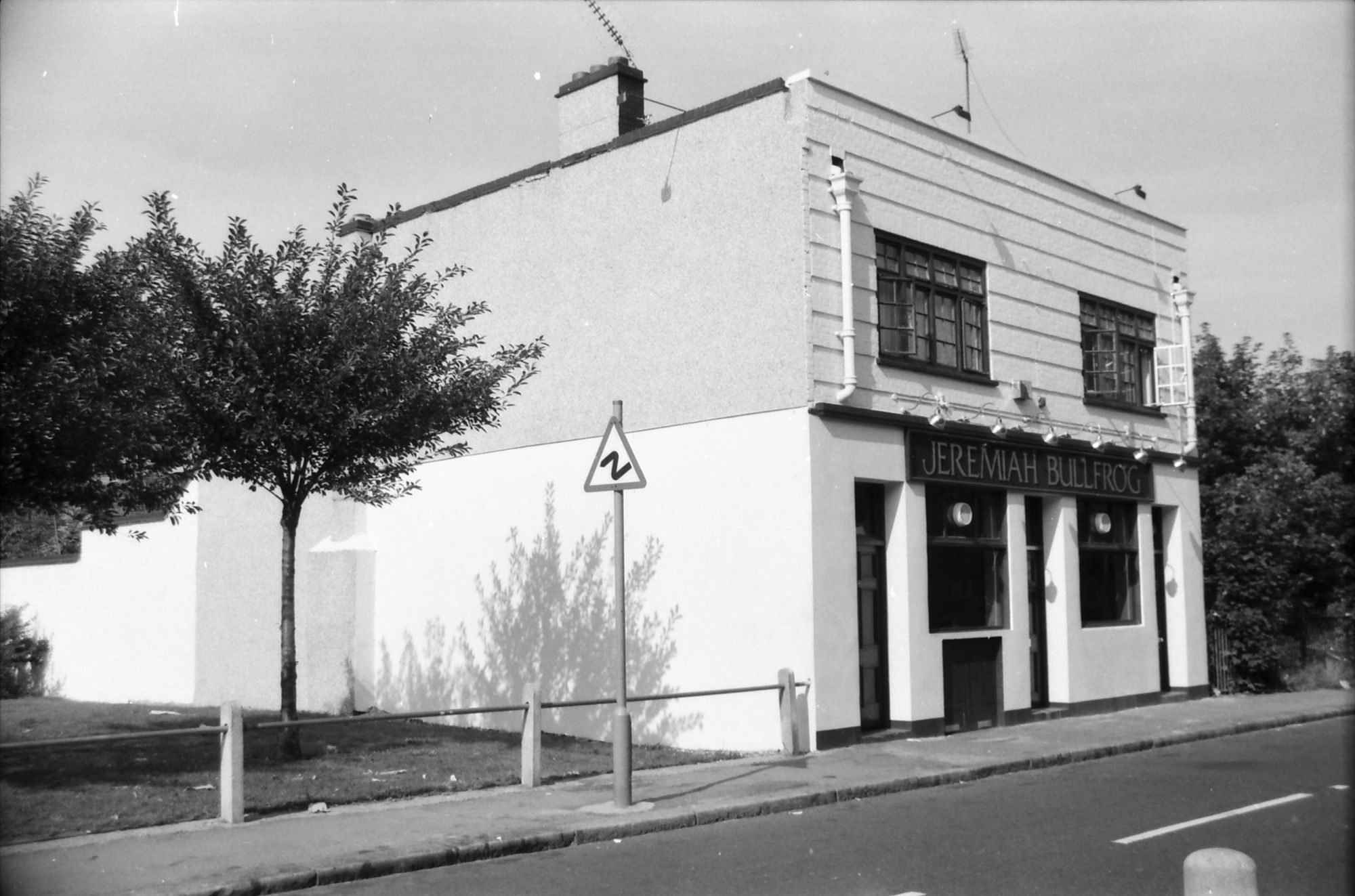 Jeremiah Bullfrog London E2 taken in Sept 1988. (Pub, External). Published on 22-02-2018