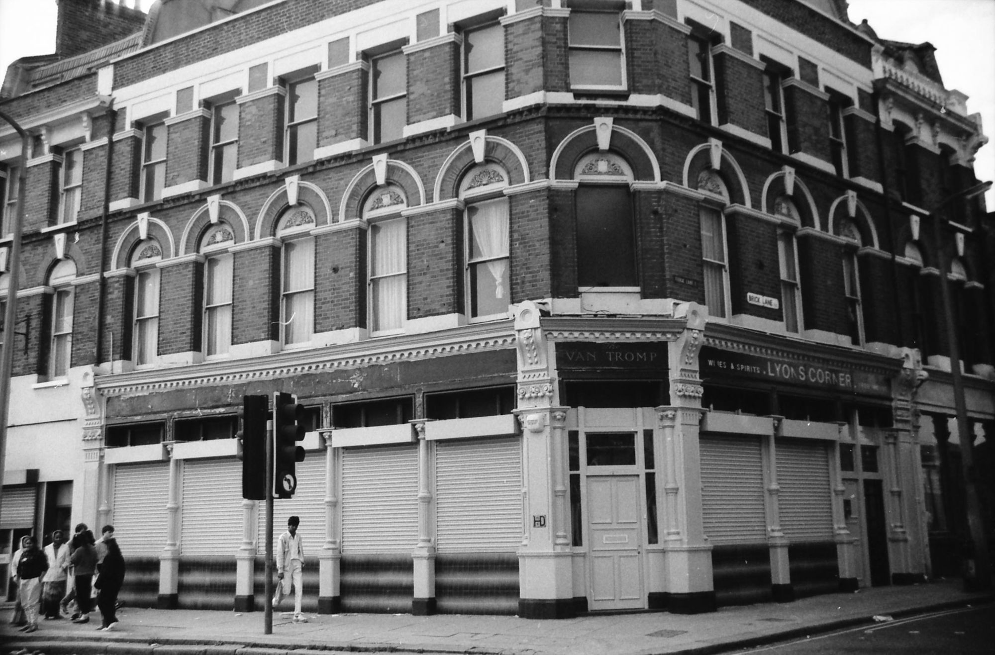 Lyons Corner London E2 taken 25-7-1987. (Pub, External). Published on 22-02-2018
