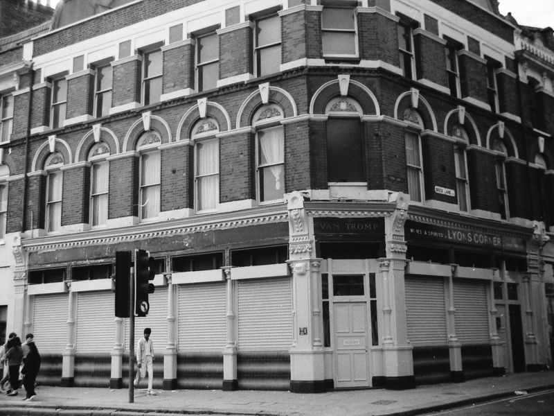 Lyons Corner London E2 taken 25-7-1987. (Pub, External). Published on 22-02-2018