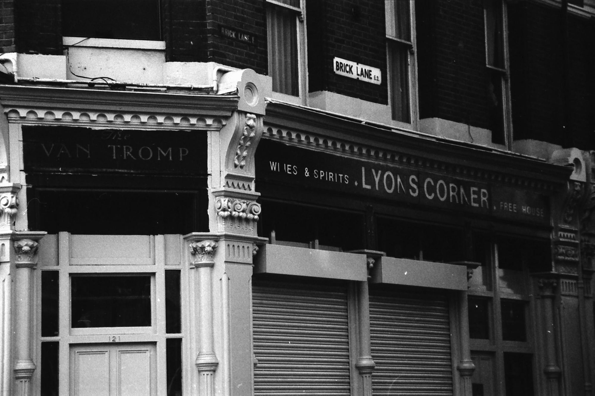 Lyons Corner London E2 taken in 25-7-1987. (Pub, External). Published on 22-02-2018