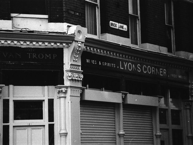 Lyons Corner London E2 taken in 25-7-1987. (Pub, External). Published on 22-02-2018