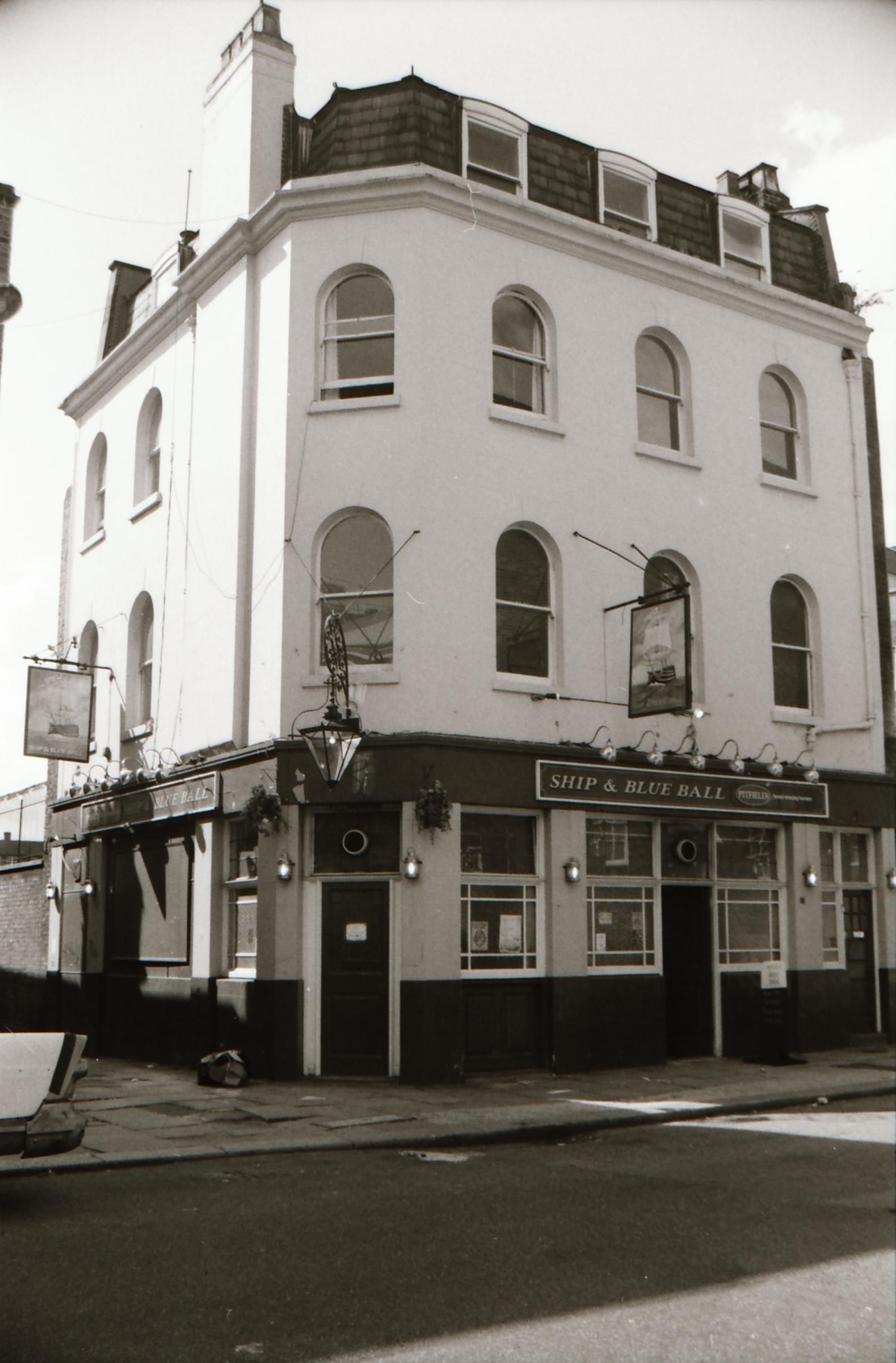 Ship & Blue Ball London E2 taken in Aug 1989. (Pub, External). Published on 22-02-2018