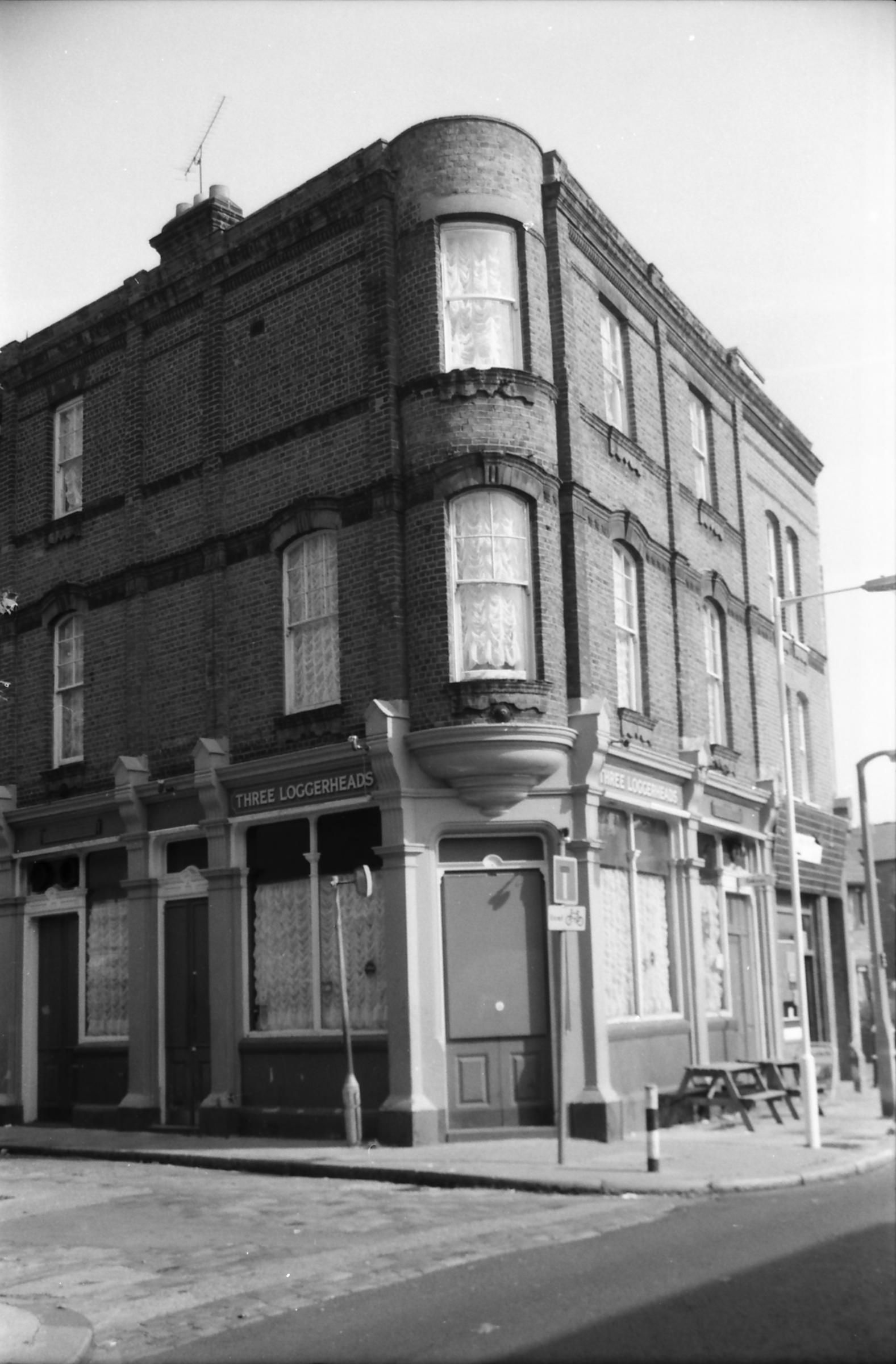 Three Loggerheads London E2 taken in Sept 1988. (Pub, External). Published on 22-02-2018