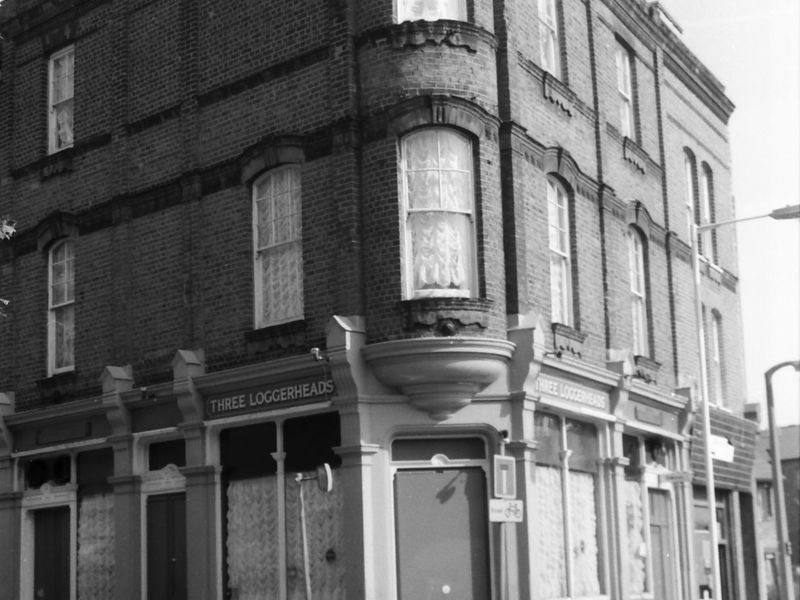 Three Loggerheads London E2 taken in Sept 1988. (Pub, External). Published on 22-02-2018