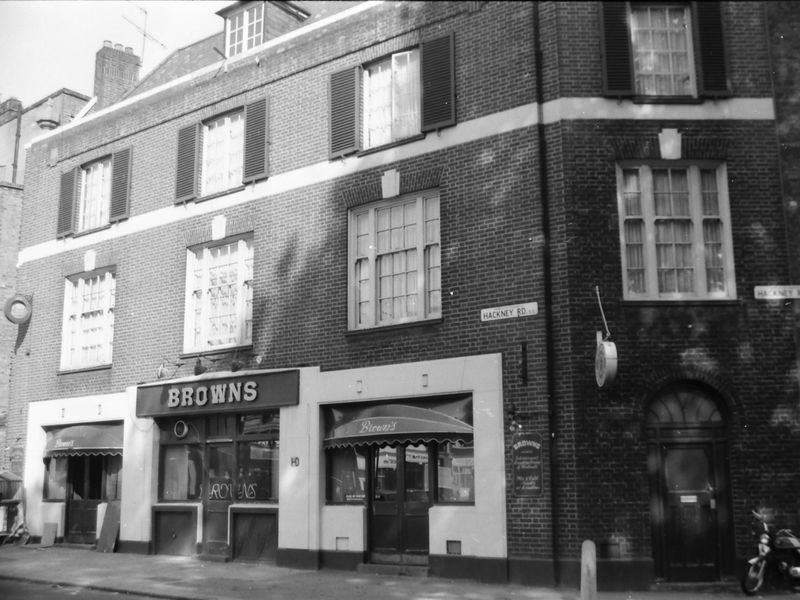 Browns London E2 taken in Sept 1988. (Pub, External). Published on 22-02-2018
