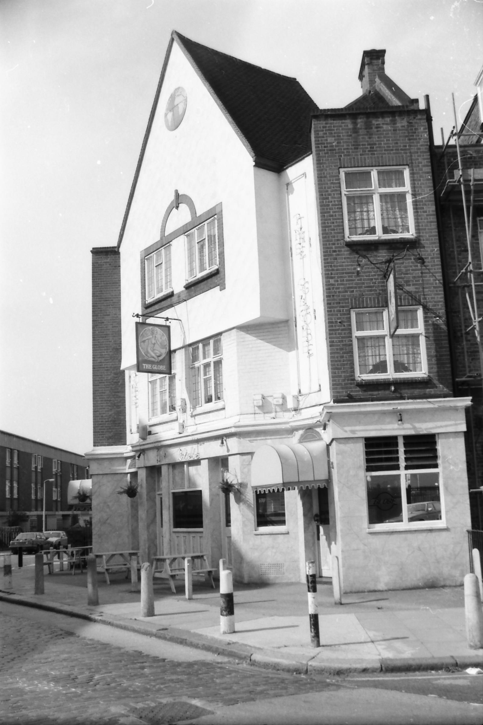Globe London E2 taken in Sept 1988. (Pub, External). Published on 22-02-2018