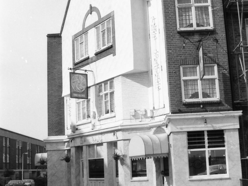 Globe London E2 taken in Sept 1988. (Pub, External). Published on 22-02-2018