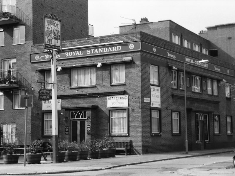 Royal Standard Kingsland Rd London E2 taken Sept 1988. (Pub, External). Published on 22-02-2018