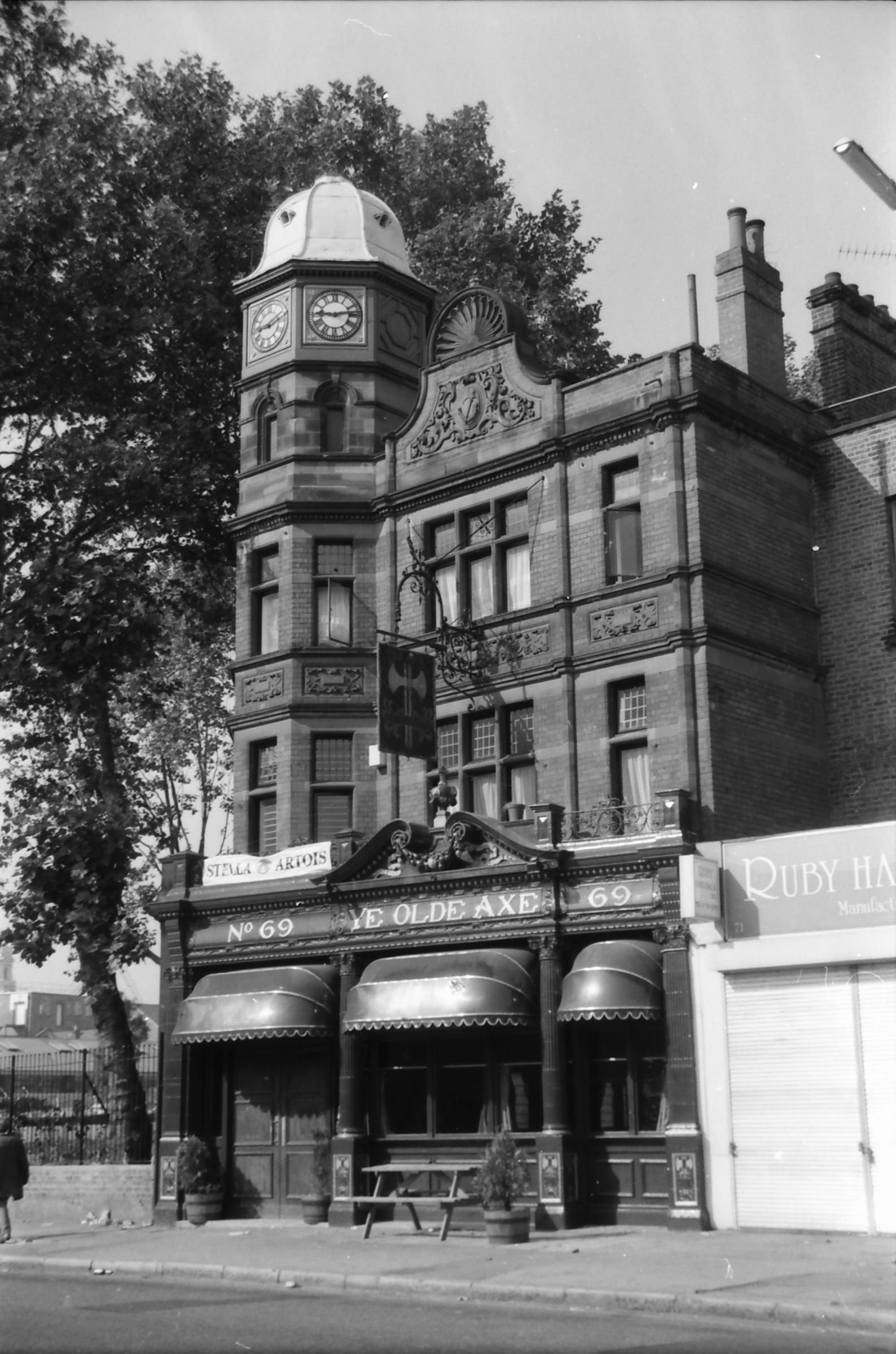 Ye Olde Axe London E2 taken in Sept 1988. (Pub, External). Published on 22-02-2018