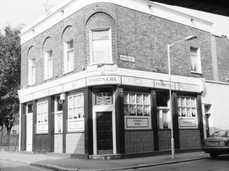 Partners London E2 taken in Sept 1988. (Pub, External). Published on 22-02-2018