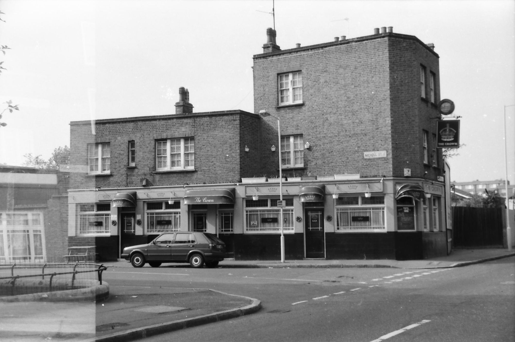 Crown London E2 taken in Sept 1988. (Pub, External). Published on 22-02-2018