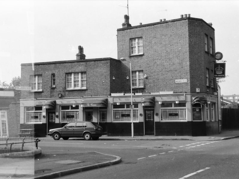 Crown London E2 taken in Sept 1988. (Pub, External). Published on 22-02-2018