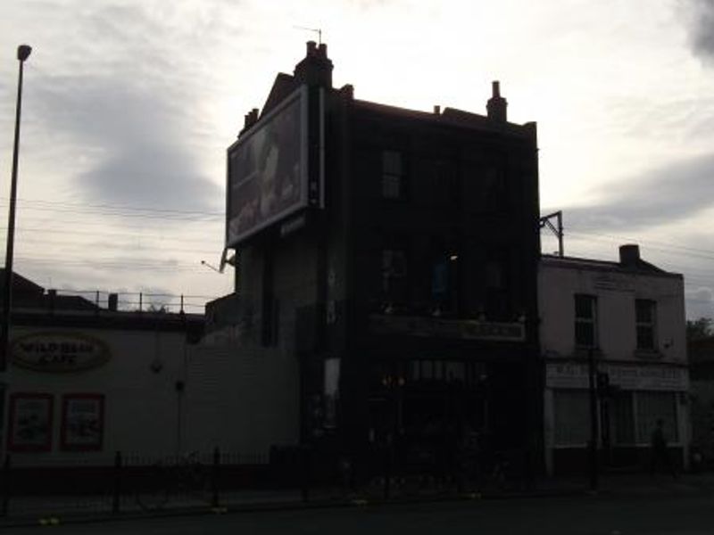 Dundee Arms London E2 taken May 2015. (Pub, External). Published on 17-08-2015 