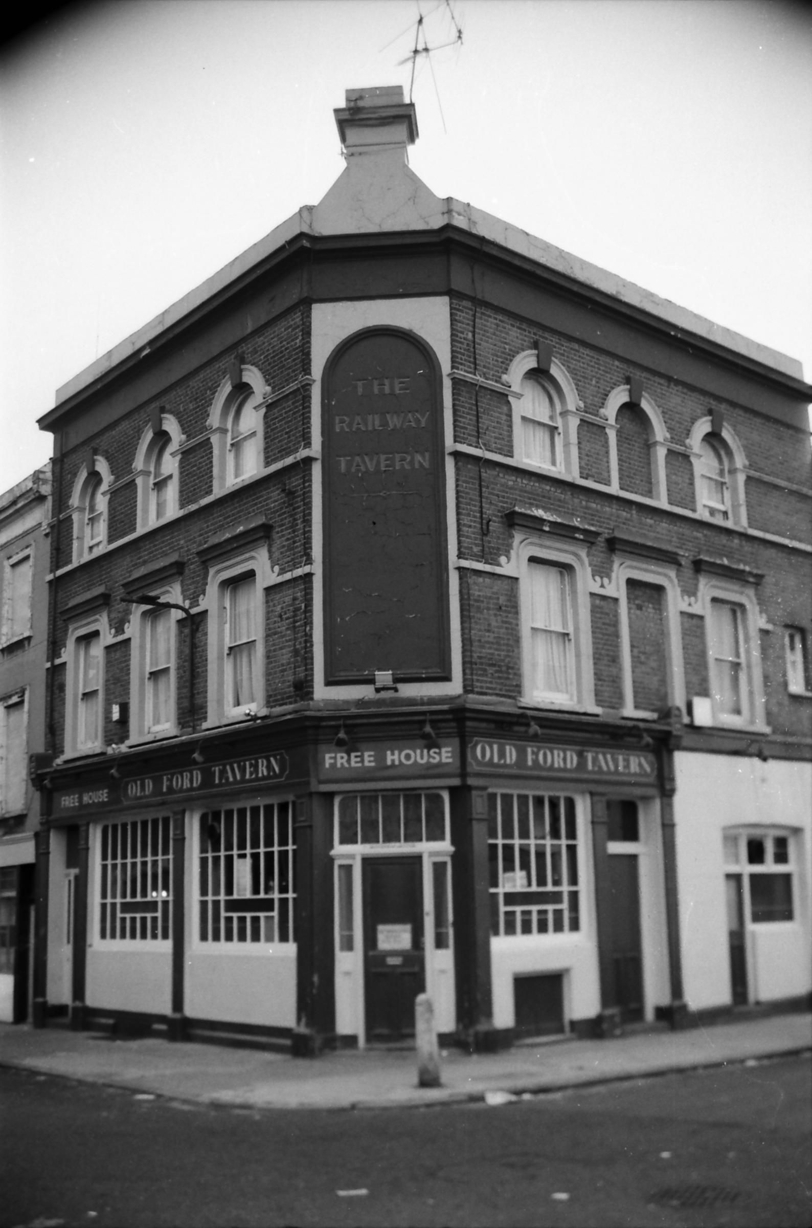 Old Ford Tavern/Railway Tavern London E3 taken in 1986. (Pub, External, Key). Published on 28-03-2018