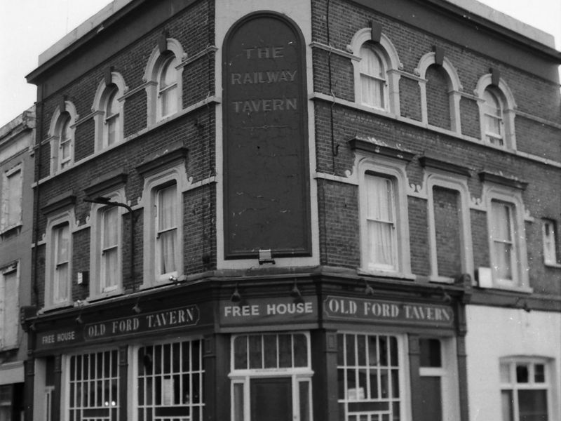 Old Ford Tavern/Railway Tavern London E3 taken in 1986. (Pub, External, Key). Published on 28-03-2018