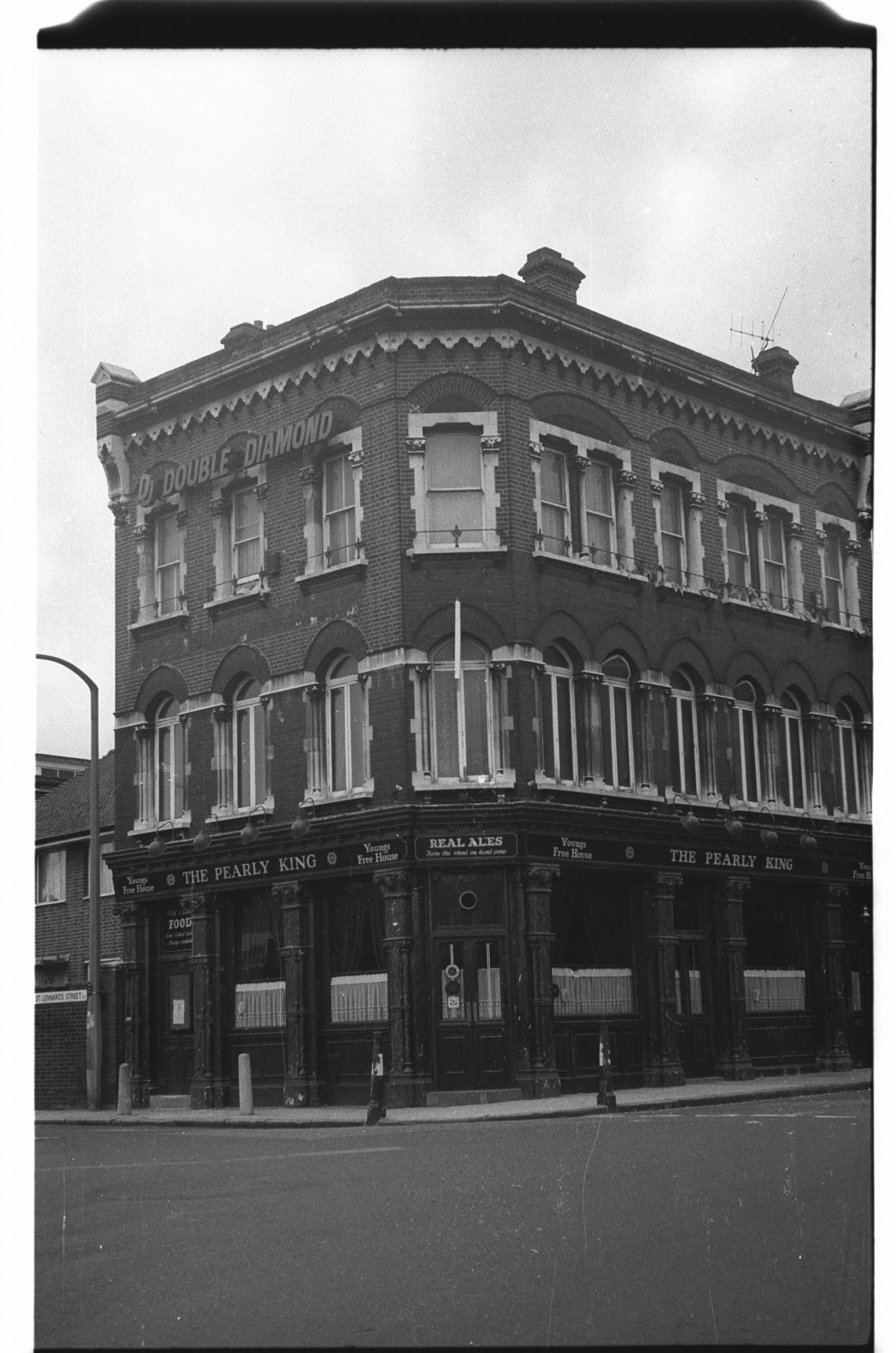 Pearly King London E3 taken in 1985. (Pub, External, Key). Published on 28-03-2018