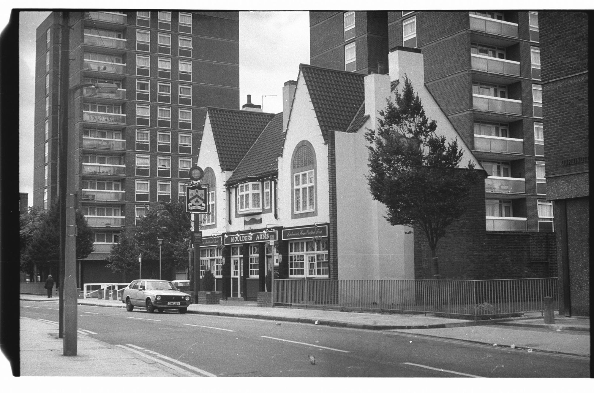 Moulders Arms London E3 taken in 1985. (Pub, External, Key). Published on 28-03-2018