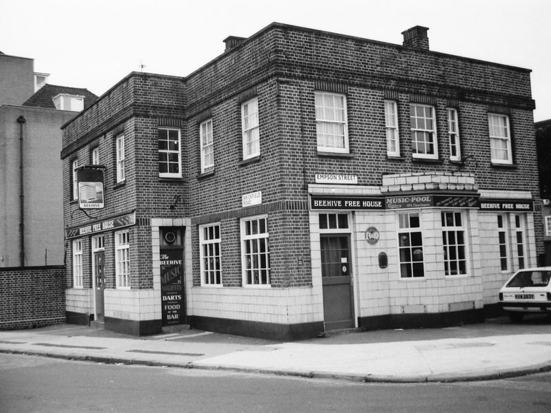 E3-Beehive taken 25-07-1987.. (Pub, External). Published on 28-03-2018