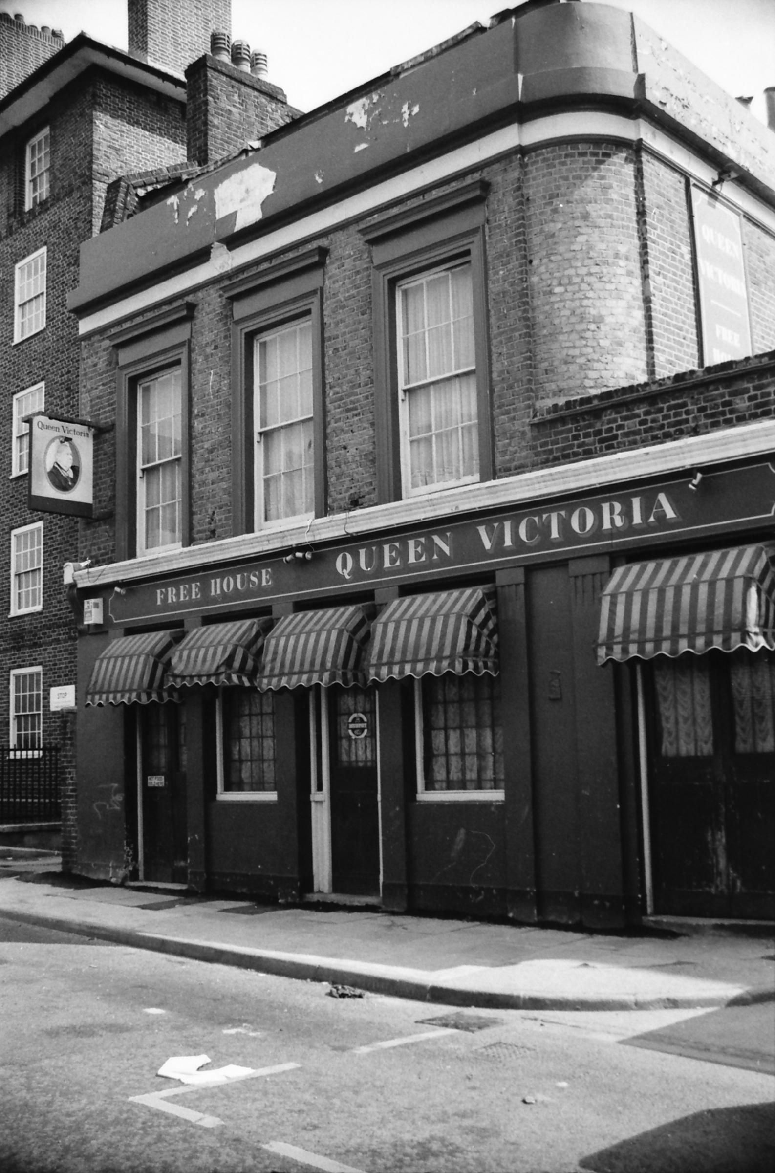 Queen Victoria London E3 taken in 1987. (Pub, External, Key). Published on 28-03-2018