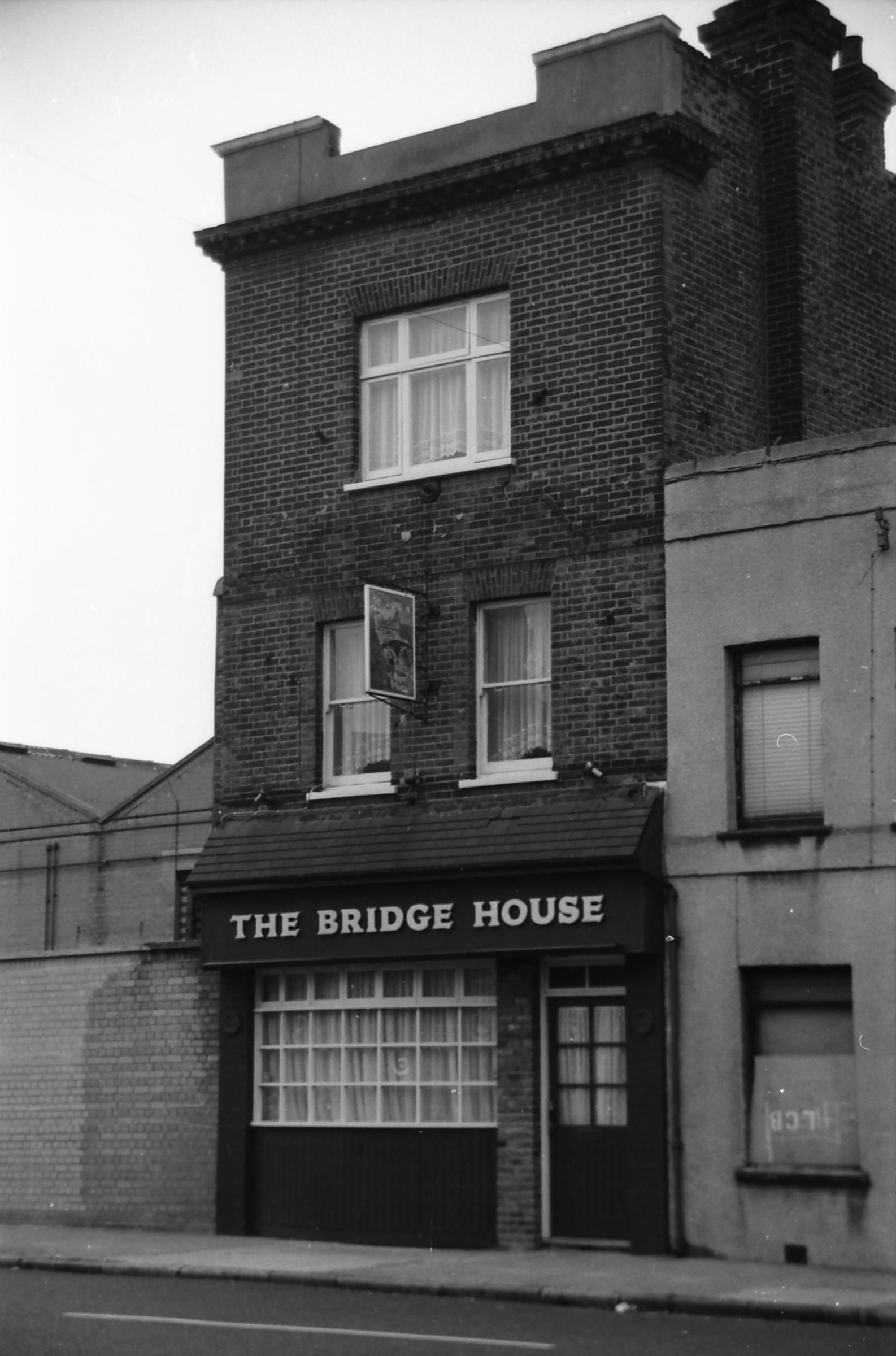 Bridge House London E3 taken in 1986. (Pub, External, Key). Published on 28-03-2018