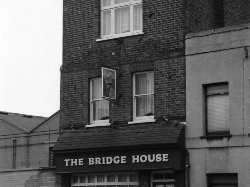 Bridge House London E3 taken in 1986. (Pub, External, Key). Published on 28-03-2018