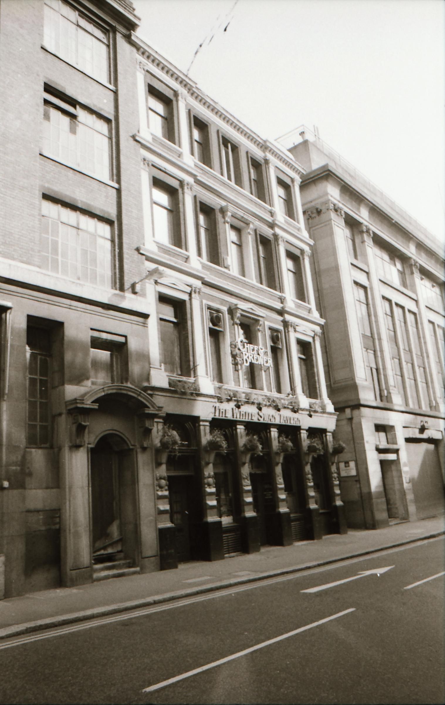 White Swan Tudor St London EC4 taken in April 1994.. (Pub, External). Published on 13-04-2019